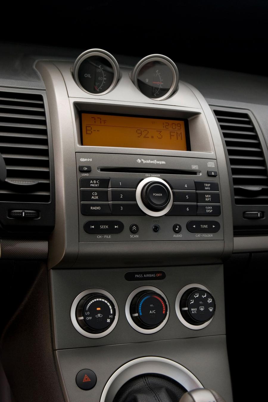 Детали интерьера Nissan Sentra SE-R Spec V (B16) 2007 года  (фото 10 из 21)